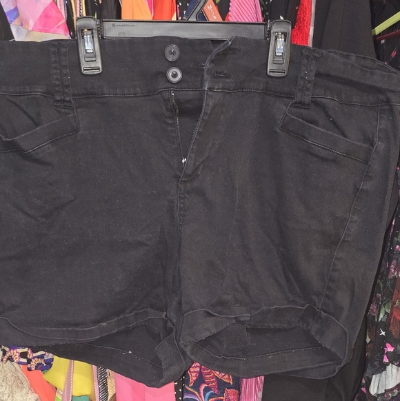 Torrid 20 5 Inch Stretch Sateen Mid-Rise Belted Short (No Belt) - Picture 2 of 5